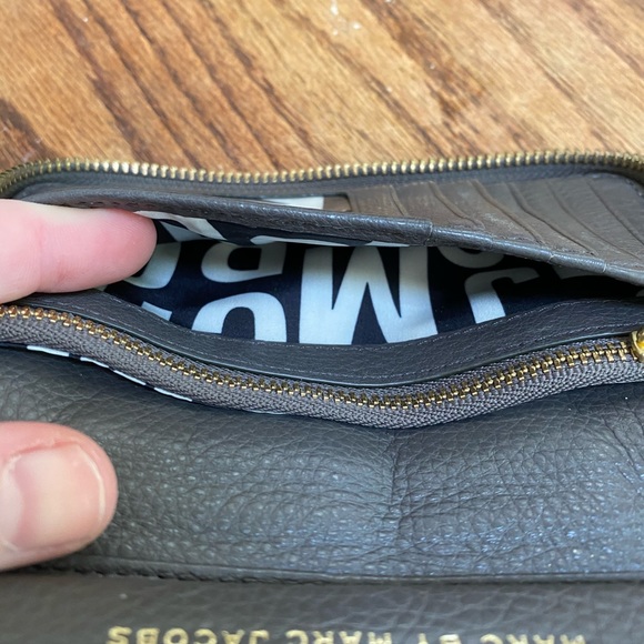 Grey Leather Marc Jacobs wristlet - Picture 7 of 7